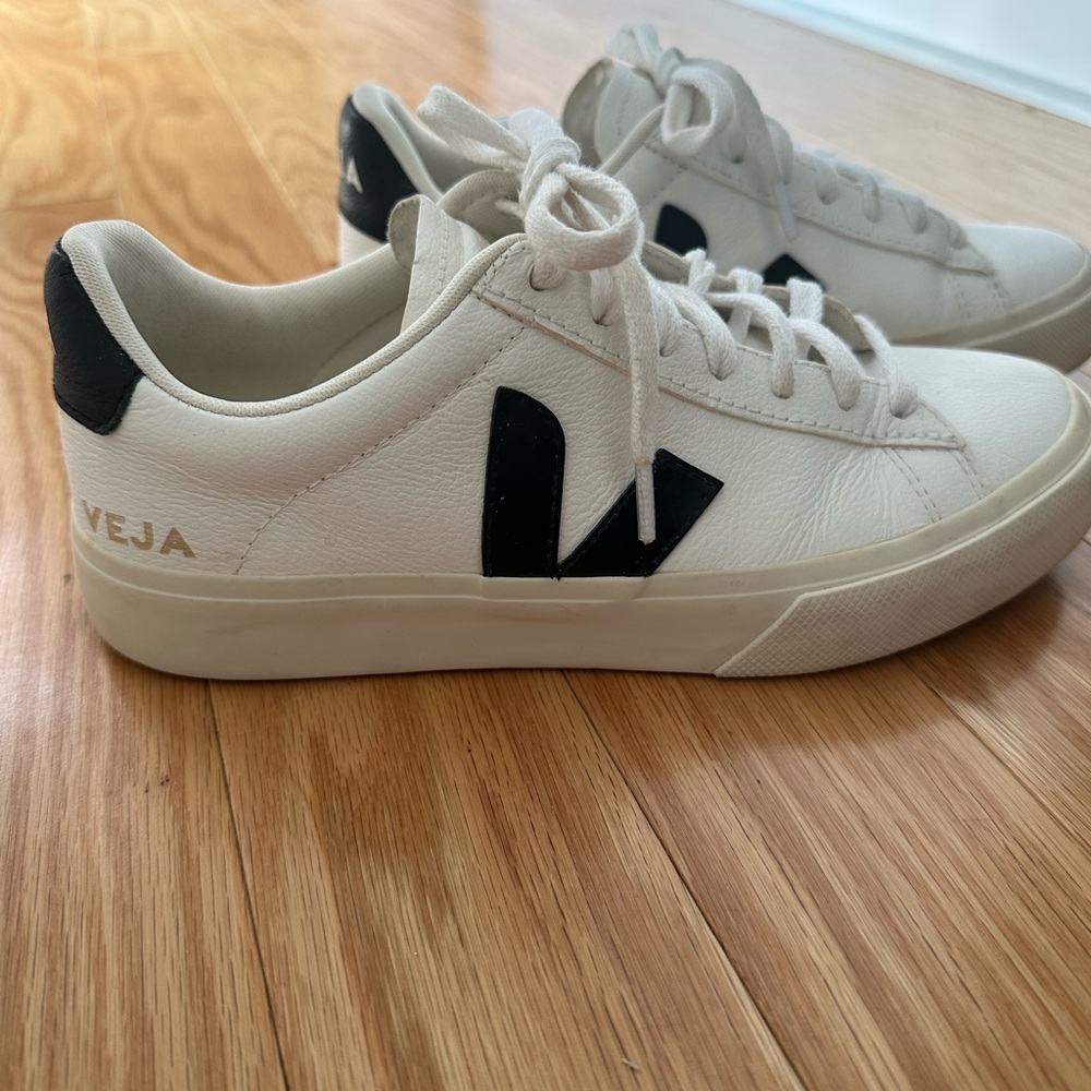 Like new size 7 Veja ladies sneakers